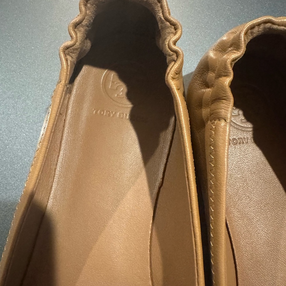 Tory Burch Gold Emblem Tan Flats - Picture 4 of 7